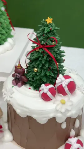 A little something special for the Christmas party – a teddy bear and a sparkling Christmas tree 🎄  #bakerhouse #hcmc #hochiminh #banhngon #banhkemitngot #sinhnhat #birthday #sale #premium #Panetton #italy #christmas #noel 