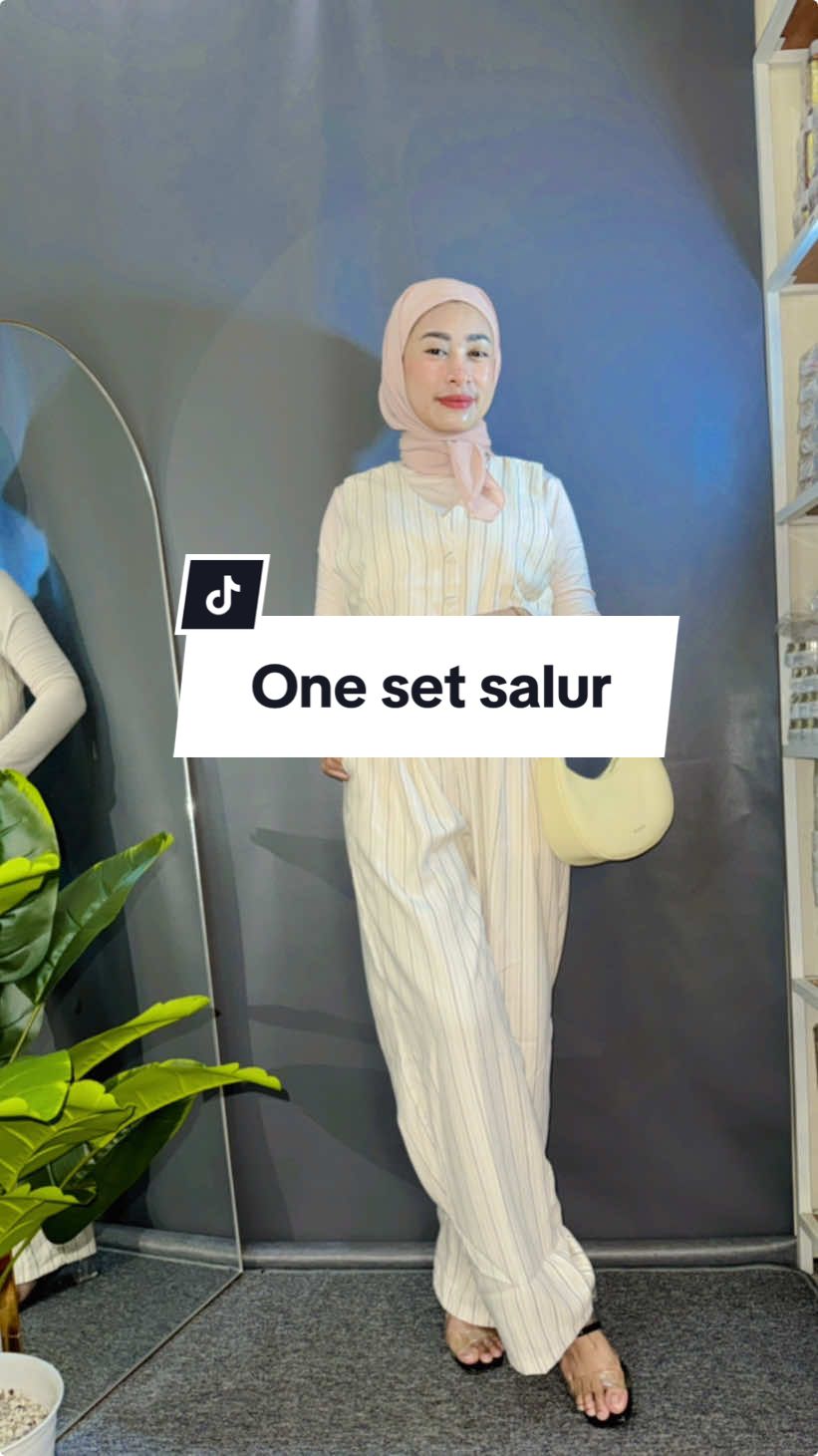 One set vest salur cakep, jangan lupa dicekout  #OOTD  #ootdfashion  #outfit  #lewatberanda 