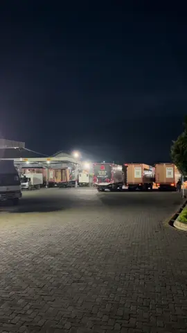 Senja di Garasi ... #kudus #fyppppppppppppppppppppppp #kudus24jam #kudushits #kuduskotakretek #fyp #truckindonesiacomunity #drivermuda #djarum 