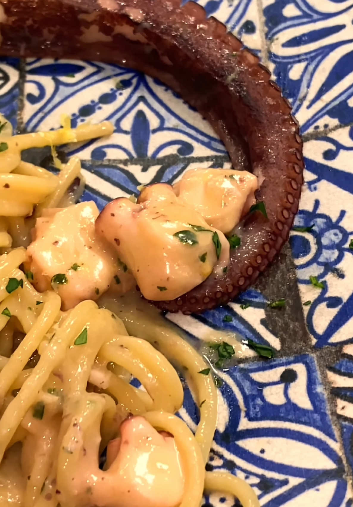 Spaghetti polpo e limone Ingredienti per 4 persone 380 g di pasta 1 kg di polpo 2-3 limoni 2-3 spicchi d'aglio Sale q.b. 1 ciuffo di prezzemolo Peperoncino (facoltativo)
