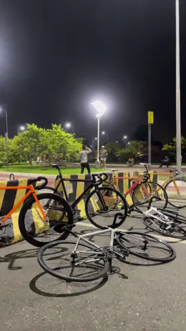 Sinawg mga bike #fixiegearphillipines🚴 #hesoyamfxd #fixiegearphillipines #siklistangtiktoker #fixieph #davaofixedgear #cyclingtiktok #fouryou #fixiegear #fixie #ffyp #grouptwocycling #foryoupage #fixiebike #fypシ #barklyfxd #fyp #fypage #montagebike #fyppppppppppppppppppppppp 