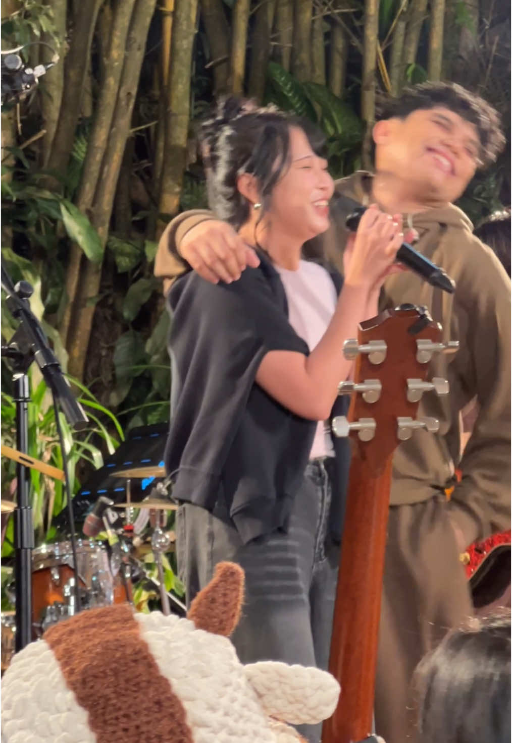 Dionela passes the spotlight to his girlfriend, Meizy at the Cozy Cove Baguio City #cozycovebaguio #ninedegreesnorth #dionela #bahaghari🌈 