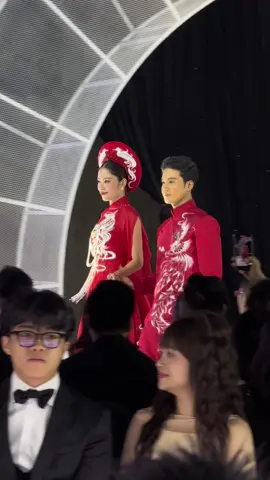 Nam Anh và Bảo Ân nắm tay nhau thân mật khi trình diễn trang phục áo dài tại show diễn của NTK Linh San #chapter36everlasting #showlinhsan #linhsancouture #TheGlobalCity #linhsan #ntklinhsan #vanityaesthetics #MINweddingandEventPlanner