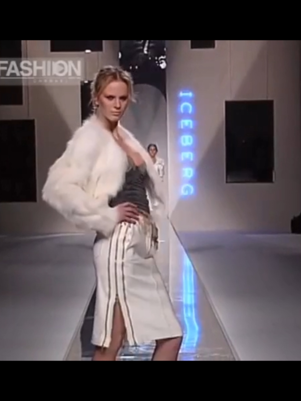 Russian🇷🇺 Top Model - Anne Vyalitsyna walked for ICEBERGE Fall Winter 2004 #annevyalitsyna #horsewalk #runwayicon #trending #Runway #xuhuong #catwalk #russiantopmodel #iceberg 
