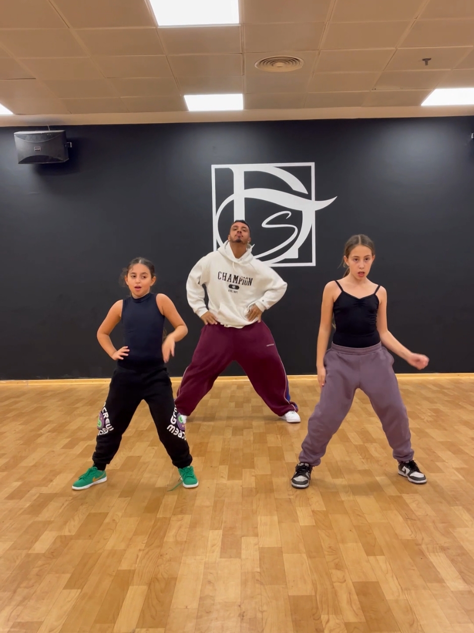 כשיאגו הוא מורה אצלנו😍 @IAGO FERREIRA ASULIN #dancesquare #fypシ #foryoupage #dancers #studio #פוריו #viral #באמפרים 