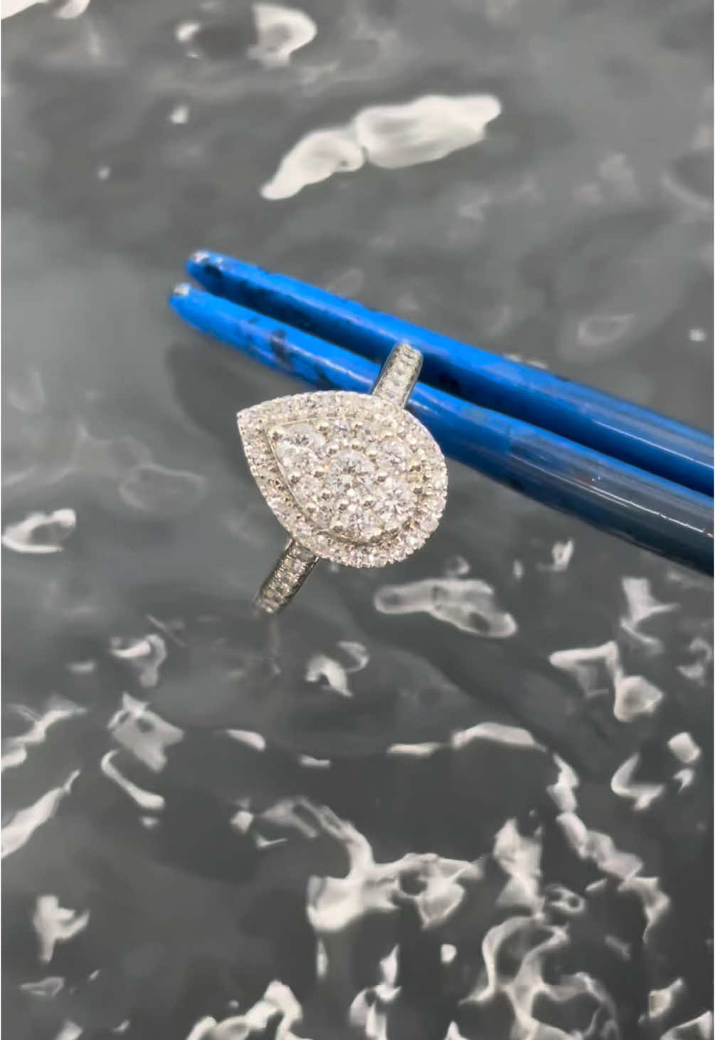 So much dirt came out of this ring, Its si satisfying #jewelry #jewelrytiktok #ultrasoniccleaner #jewelrycleaning #satisfyingvideo 