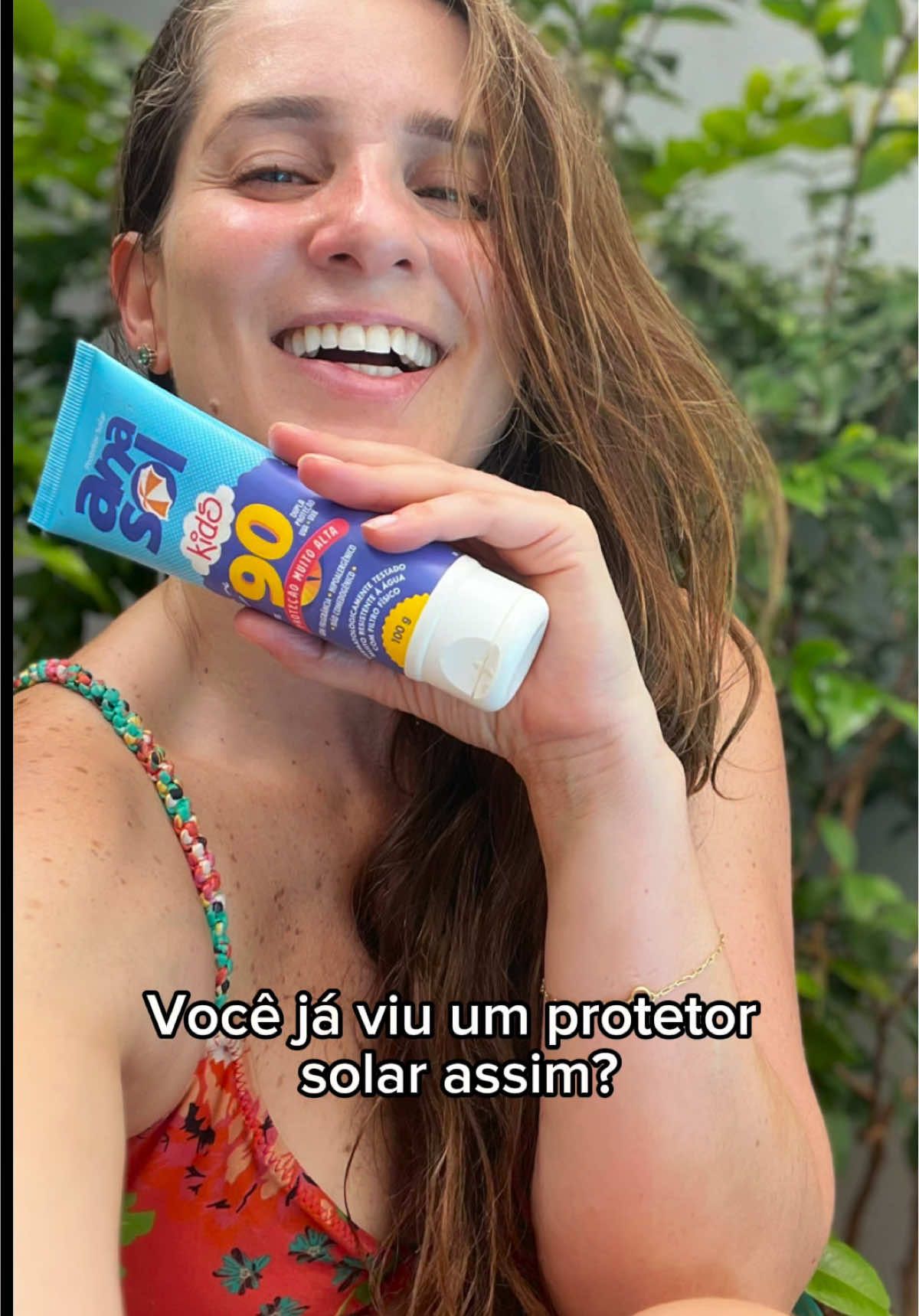 Um dia de sol forte pede uma dose extra de cuidado! Sorte a minha ter encontrado o protetor solar perfeito para essas ocasiões. Com proteção física contra os raios UVA/UVB fator 90, fico tranquila que o meu pequeno não vai se queimar de jeito nenhum. obrigada @anasolprotetorsolar 😎 #protetorsolar #kids #ugcskincare #ugccreators #anasol #ugcmaternidade 