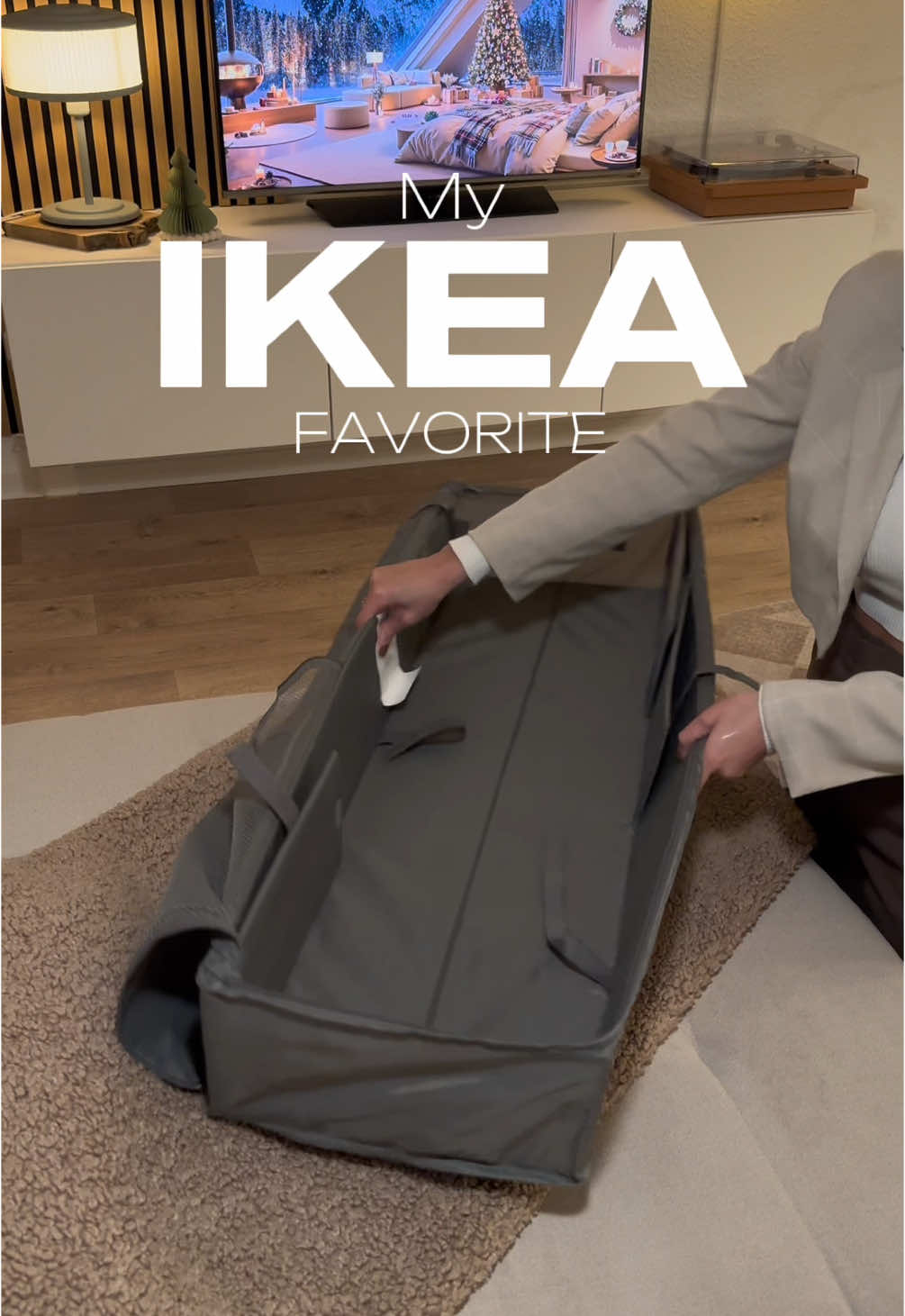 My IKEA Favorite 🎅🏼🔥 Heiligabend kommt immer näher und so langsam muss ich all meine Weihnachtsgeschenke verpacken. 🤯🎅🏼🎄 In den SKUBB Organizer von IKEA packe ich alles was ich zum Verpacken benötige und will ihn auch nicht mehr missen 😅  Über die letzten Jahre hat sich so viel Geschenkpapier angesammelt, dass man schnell die Ordnung verliert. Mit dem Organizer hier habt ihr aber immer alles beisammen! 🔥 Was sagt ihr!? 🫶 *keine Werbung #ikea #ikeahome #ikeaorganization #ikeaideas #organization #organized #christmas #gift #gifts #giftwrapping #homedecor #wohnen #inspiration #homedecor 