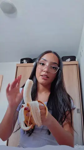 ô vergonha que eu tenho de comer banana  #fyp #vaiprafycaramba #banana #vergonha 