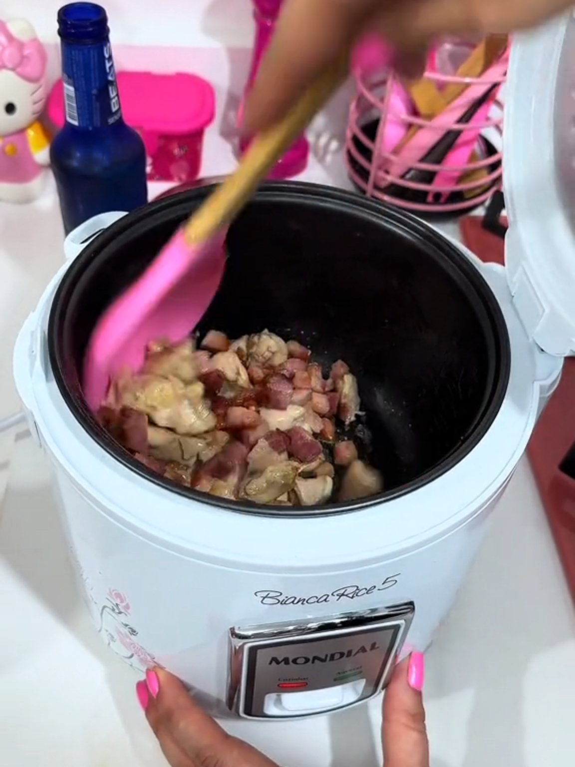 Descubra o Segredo do Arroz Perfeito com Essa Inovação!  #PanelaElétrica #CozinhaFácil Imagine servir arroz soltinho e legumes a vapor sem esforço. 🌟 Com a Panela Elétrica Bianca Rice 4 da Mondial, sua cozinha ganha praticidade e saúde. A tampa com trava garante segurança, enquanto o coletor de vapor mantém tudo impecável. Mais sabor e menos trabalho, todos os dias! 👉 Transforme suas receitas e surpreenda sua família agora mesmo!#MondialBrasil #DicaDeCozinha 🌟 https://amzn.to/4fjTDkG #Panelaelétrica #MondialBrasil #AchadosAmazon #DicaDeCasa #AmazonBrasil #TiktokViral #TiktokBrasil #ProdutosVirais  #PromoçãoTiktok #FYP @amazonbrasil @tiktokbrasil @tiktoklivebr @amigadapromocao