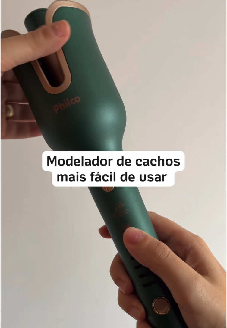✨💅 Testamos o modelador de cachos da Philco e, nos nossos testes, conseguimos manter os cachos por três horas sem usar spray fixador e por oito horas com spray. E ai, curtiu? Link na bio. 