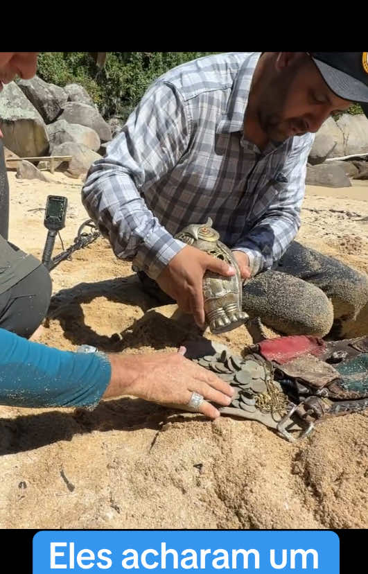 Eles encontraram um valor indescritível do tesouro perdido na praia da ilha