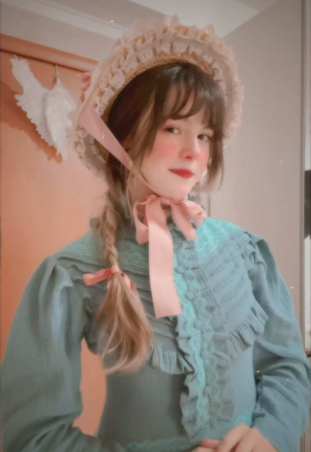 saw a gorgeous sophie cosplayer some time ago doing this braid toss and it was so iconic to me….i had to do it too…… #sophiehatter #sophiehattercosplay #howlsmovingcastle #howlsmovingcastlecosplay 