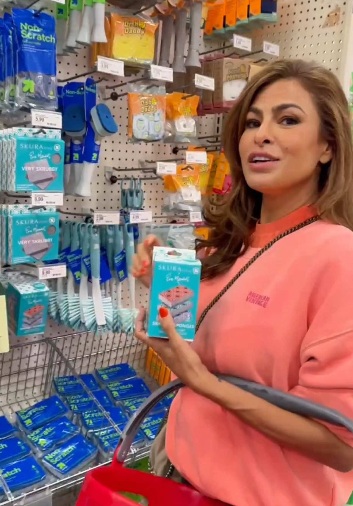 Spotted: @evamendes on the sponge aisle at Target! 🛒  These sponges are chic, effective, and perfect for your kitchen. No more bacteria on your plates — guaranteed!  Want to try them yourself? Go to your local Target and grab a pack today! ✨  #SkuraStyle #EvaMendes #TargetFinds #CleanTok #cleaningmadeeasy #CleaningMadeEasy #cleaningtip #cleaninghacks #KitchenHacks #cleaningmadeeasy