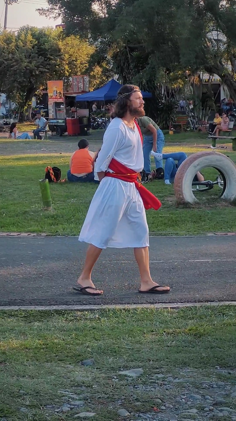 ¡Ríe con Jesús! Descubre el lado divertido de la fe ¿Alguna vez te has preguntado cómo sería ver frente a frente al verdadero Jesús? Acompáñanos en esta serie de videos llenos de risas, donde reinterpretamos historias clásicas con un toque de humor moderno #medellin #bogota #valledelcauca #cali #humor #humortiktok #humorcolombiano #Jesús 