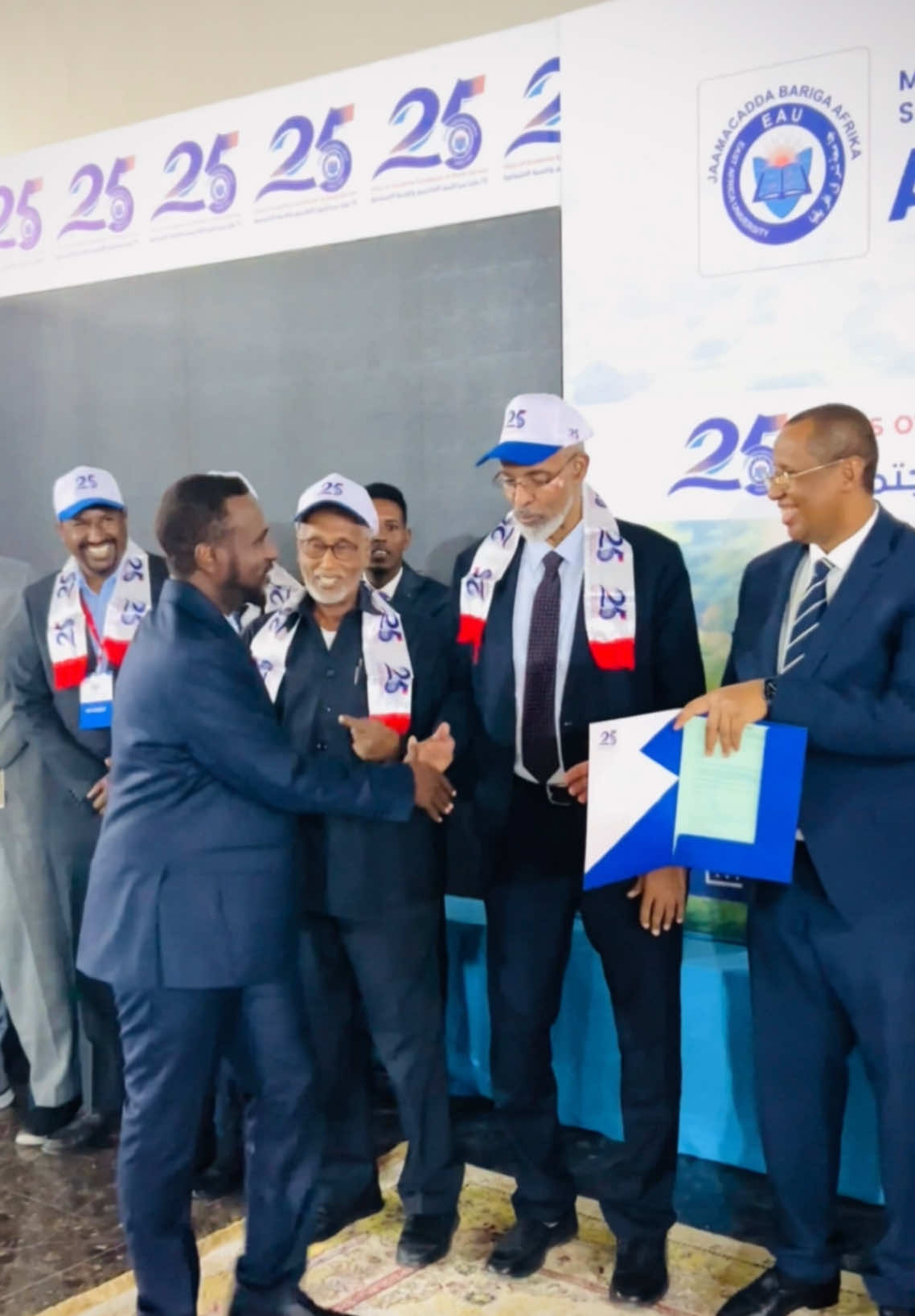 Macalim Cabdiraxmaan, oo ah Guddoomiye ku xigeenka Jaamacadda Bariga Afrika,  Faraca Garowe ayaa la abaalmariyey #Sanadguurada25aadEAU #JaamacaddaBarigaAfrica #Garoowe #puntland🇸🇱 @M_xuuxuule #somalia🇸🇴 #Dabaraaniteam #viral_video #videoviral #2024 