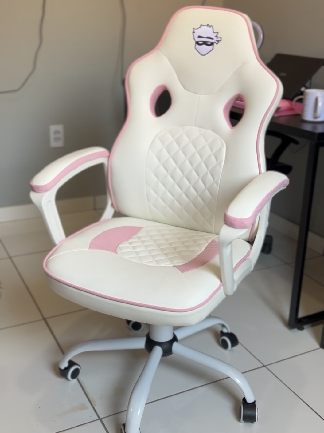 🌺 Primeiro item do meu setup. Minha cadeira gamer chegou e eu amei 😍😍  #cadeiragamer #kaeru #gamerninja #cadeiragamerbrancorosa #setuprosa 