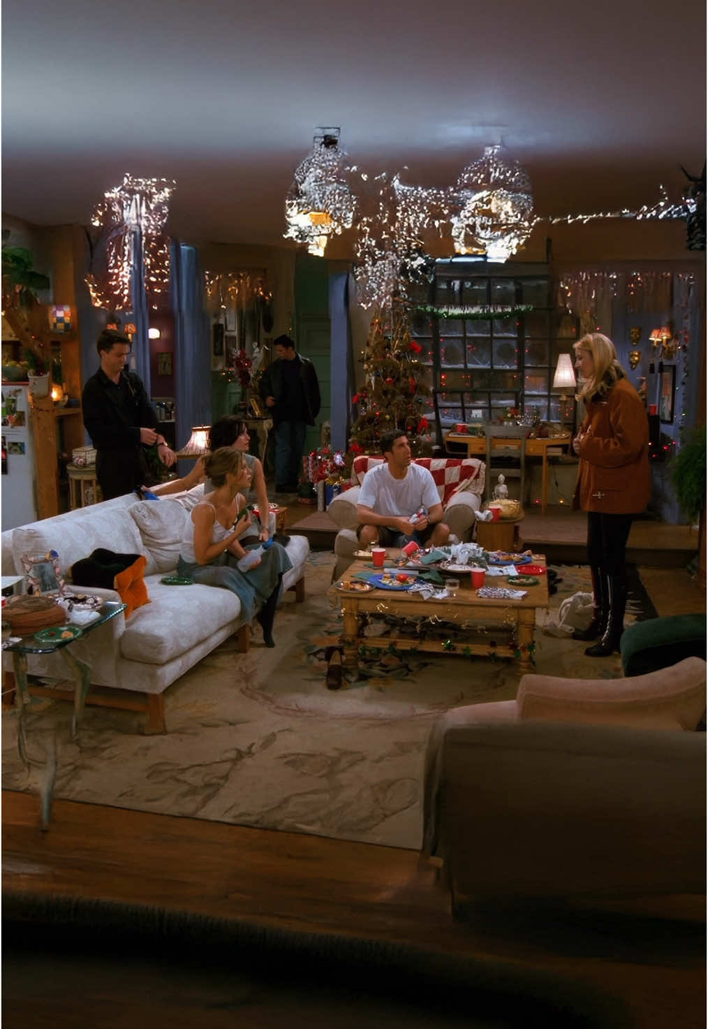 A Vertical Friends Christmas 🥹 #friends #friendstvshow #jenniferanniston #matthewperry #davidschwimmer #mattleblanc #courtneycox #lisakudrow #nostalgia #nostalgic #beauty #Love #fyp #fyppp #series 