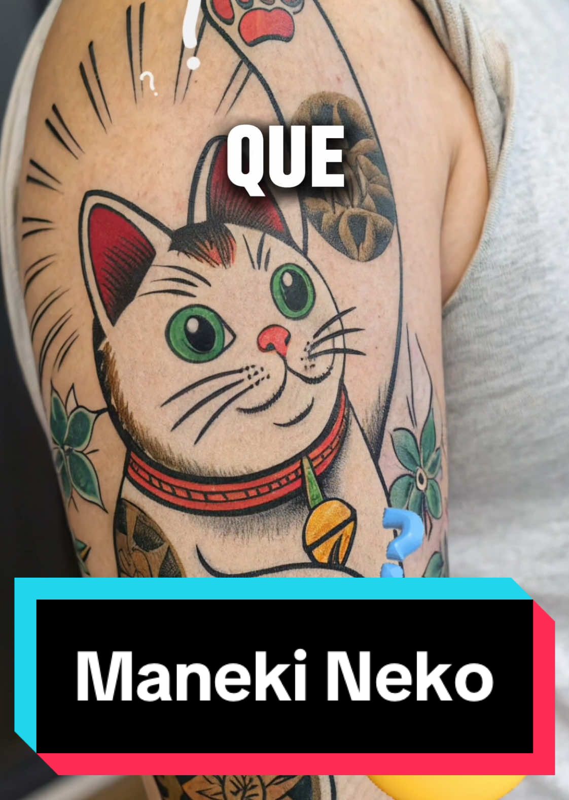 Você conhece o Maneki-Neko? 🐱✨ O famoso “gato da sorte” é um ícone da cultura japonesa, conhecido por atrair prosperidade e boas energias. Ele é representado com uma pata levantada, que simboliza a atração de clientes, fortuna ou felicidade, dependendo da cor e posição. Escolher um Maneki-Neko como tema para sua tatuagem não é apenas sobre estilo, mas também sobre carregar um significado profundo e uma conexão com boas vibrações. A combinação de traços detalhados e cores vibrantes transforma essa tatuagem em uma verdadeira obra de arte. #tattoo #tatuagem #tattooai #manekineko #tattooart #japanesetattoo #tattoocultura #gatodaluck #tattoolovers #artetattoo #tattoostyle #manekinekotattoo #tattooideas #sorte #tattooartist #artejaponesa #tatuagemjaponesa #tatuagemsignificado #inspiraçãotattoo #tattooculture