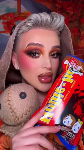 lets swatch the trick r treat x glamlite lipkit 😍 i love this one!! #trickrtreat #fyp #explore #viral #glamlite #makeuptutorial 