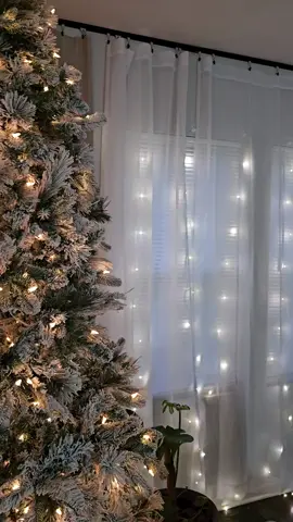 Transforma tu sala con estas cortinas de  luces LED  . . . . #Treasurefinds #navidad #christmas #videoviraltiktok #tiktokshop #led #luces #sala #livingroom 