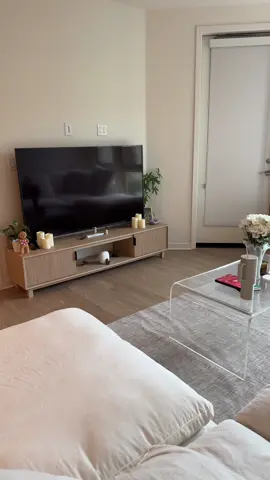 guyssss my couch is hereeee
