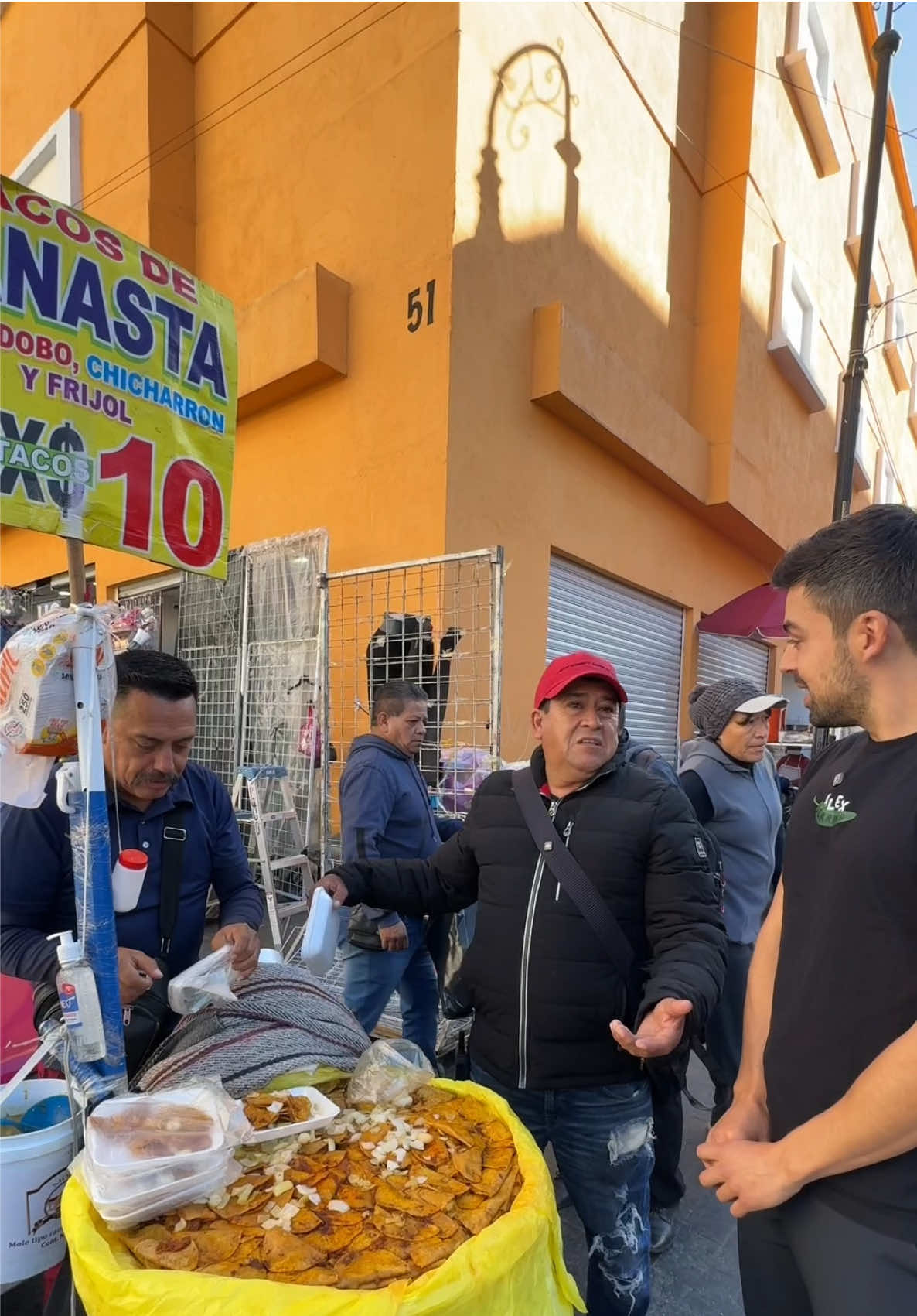 Que es lo mas grande que me puede dar por 200 pesos en Tacos de Canasta en CDMX? 🇲🇽 Al final tambien regale los tacos a personas. Soy un poco timido entonces me da gusto que pude salir hacer eso y que personas comieron 🤗