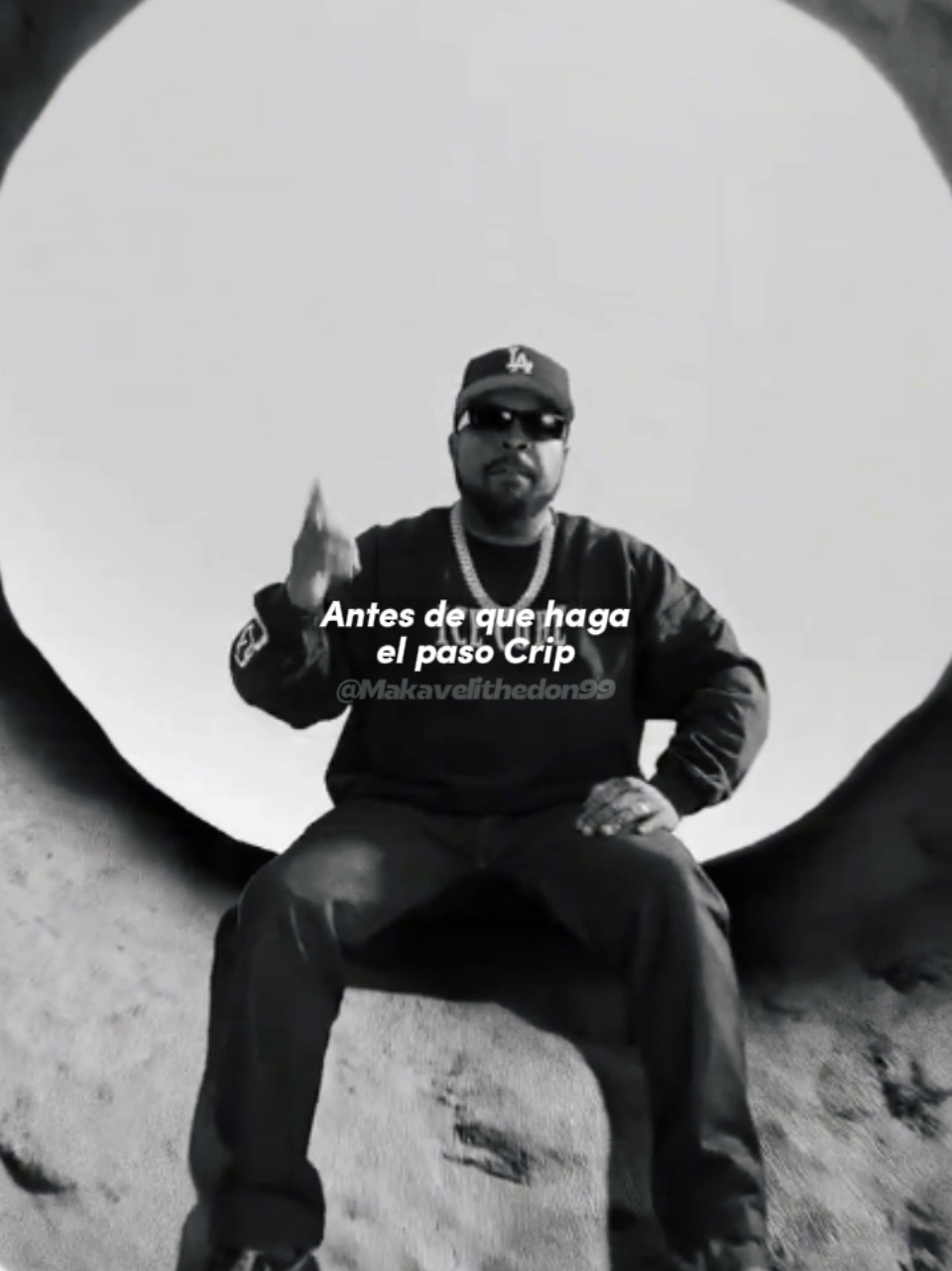 Ego Maniacs [Verso 2] 💥🔥 El verso de Ice Cube es muy característico de su estilo agresivo y directo, lleno de metáforas y referencias culturales.  1. Confianza y dominio: Ice Cube establece su superioridad desde el inicio, diciendo que él es 