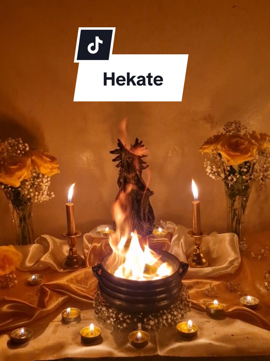 Khaire Hekate Ploutodotera, Phosphoros, Kleidouchos 🔥💛✨️🕯 #hekate #hecate #witchtok #bruxaria #deuses #deusa #bruxa #witch 