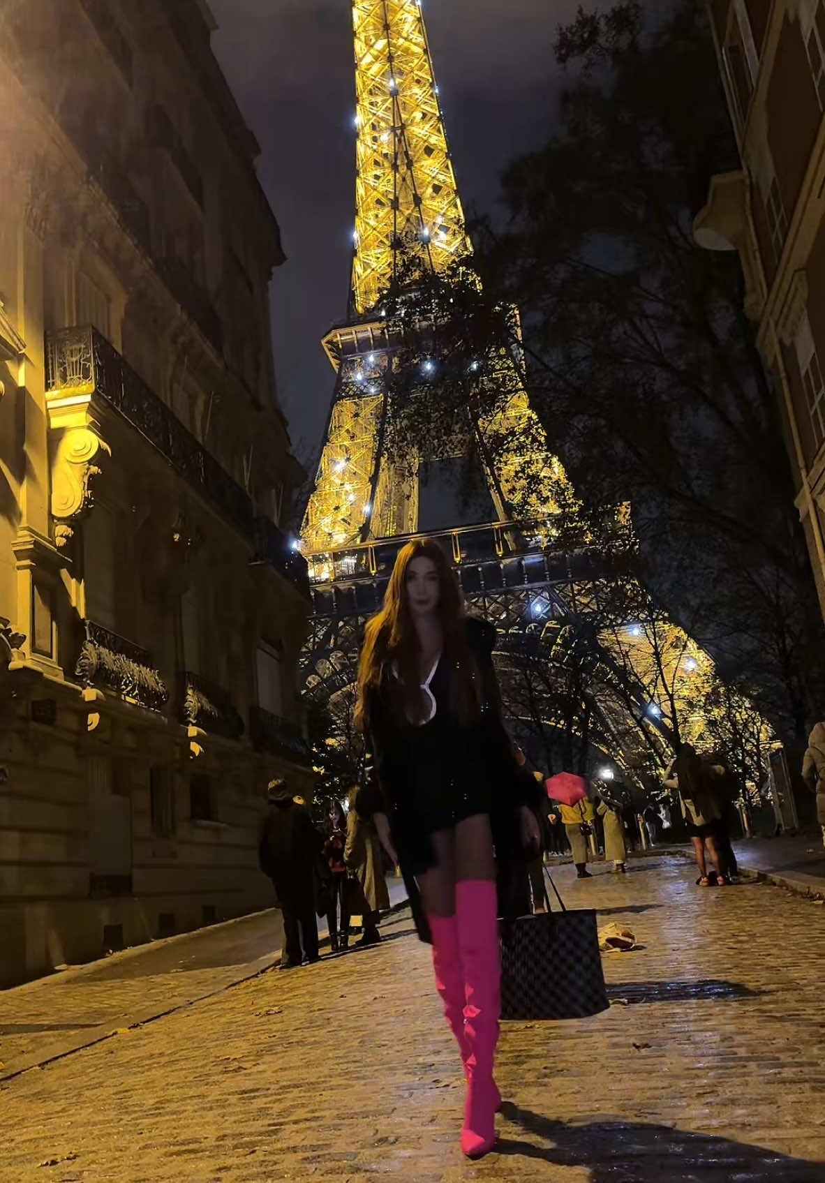 El paisa siempre y donde sea 😅#paratii #viral #paris #france🇫🇷 