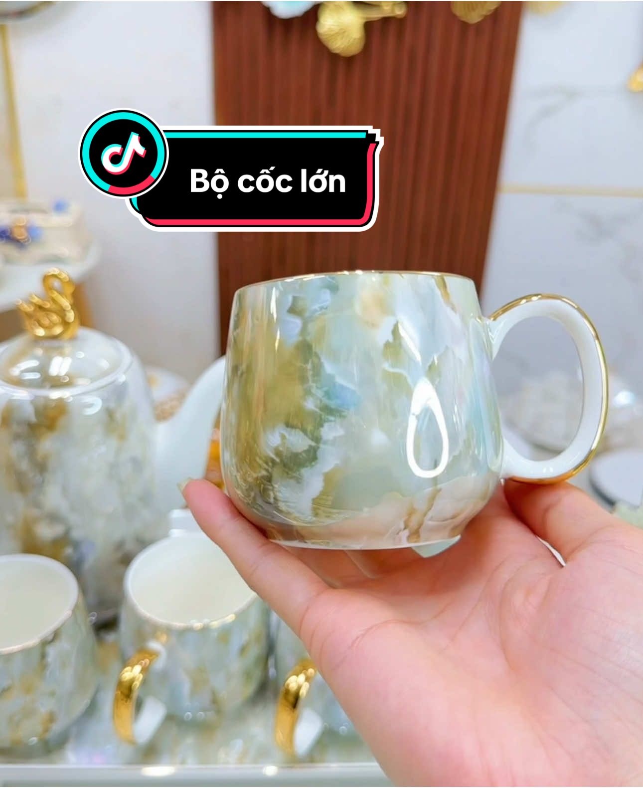 Bộ Ấm Chén Pha Trà Gốm Sứ Vân Đá Viền Vàng Ly Lớn, Khay Cao - Sang Trọng và Tinh Tế Mang phong cách hiện đại pha lẫn nét cổ điển, bộ ấm chén pha trà gốm sứ vân đá viền vàng là lựa chọn hoàn hảo cho không gian sống cao cấp. Với thiết kế vân ghi độc đáo, viền vàng sang trọng và ly lớn tiện lợi, bộ sản phẩm không chỉ đẹp mắt mà còn rất thực dụng. Kèm theo khay cao chắc chắn, sản phẩm thích hợp để sử dụng hàng ngày hoặc làm quà tặng ý nghĩa trong các dịp đặc biệt. Điểm nhấn: Chất liệu cao cấp: Gốm sứ bền đẹp, an toàn cho sức khỏe. Thiết kế sang trọng: Màu vân ghi độc đáo, viền vàng tinh xảo. Tiện dụng: Ly lớn, khay cao phù hợp cho mọi dịp thưởng trà. Mang về không gian của bạn nét tinh tế với bộ tách trà cao cấp này ngay hôm nay #xuhuongtiktok #giadinh #decoration #bìnhtràđẹp #caocap #tết2025 #tetsumvay #hoangdecoration #tết #decor #bộtáchtràđẹp #xuhuong #noithat #bộtáchtràđẹp 