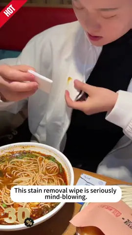 This stain-removing wipe is so easy to use, and the small package is easy to carry, so you don’t have to worry about staining your clothes when you go out to eat!