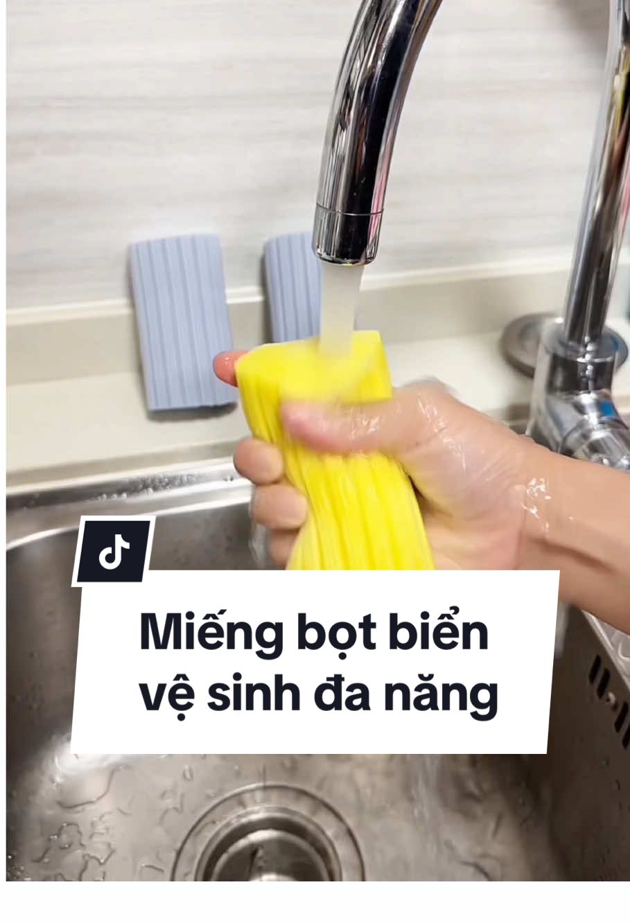 Miếng bọt biển đa năng này có thể dùng để vệ sinh tất cả tủ, mặt bàn, tường và bát đĩa trong nhà. Nó có khả năng hút nước và dễ dàng làm sạch #giadung #giadungtienich #giadungthongminh #botbien #miengbotbiendanang #taphoadaudau 