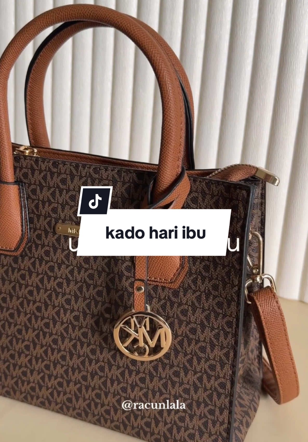 coba deh beliin buat ibu kalian,, pasti senenggg🥰🤗 #tas #slingbag #taswanita #kadohariibu #mothersday #kadohariibumurah #slingbagwanita #handbag #tasibukekinian #viral #mkmc #tasmkmc #lokal #lokalbrand 