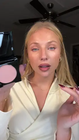 No thisssss?? This is what you call a TO GO product. An instant love.  #makeuprefresh #undereyebags #undereyebrightner #undereyebagsbegone 