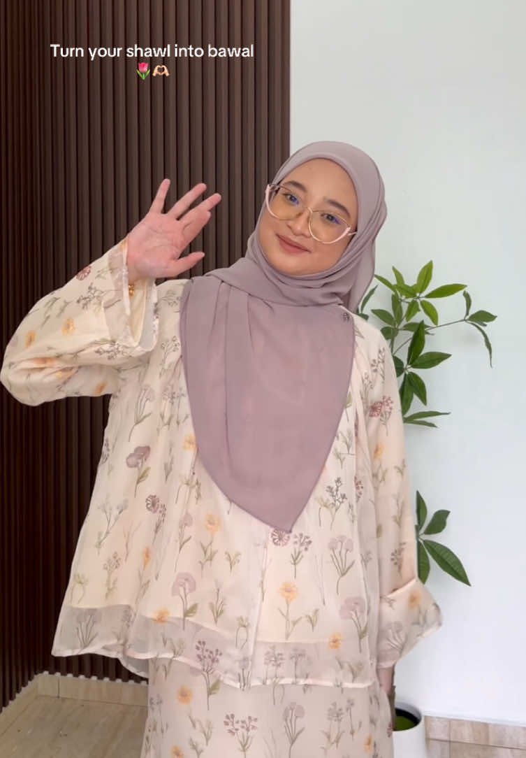 Ramai gak haritu cakap shawl susahh nak dpt awning cantik mcm ni bila buat style bawal… setakat yg shu dah pernah try; chiffon silk, korean chiffon && yg paling senang georgette chiffon !  Senang bentuk, maintain terletak sbb tak licin sngt. Cari yg flowyy mcm nii draping jadi cantik & kemas jee 😉 #shawltutorial #hijabtutorial  Heavy chiffon shawl @AmyraHijab  