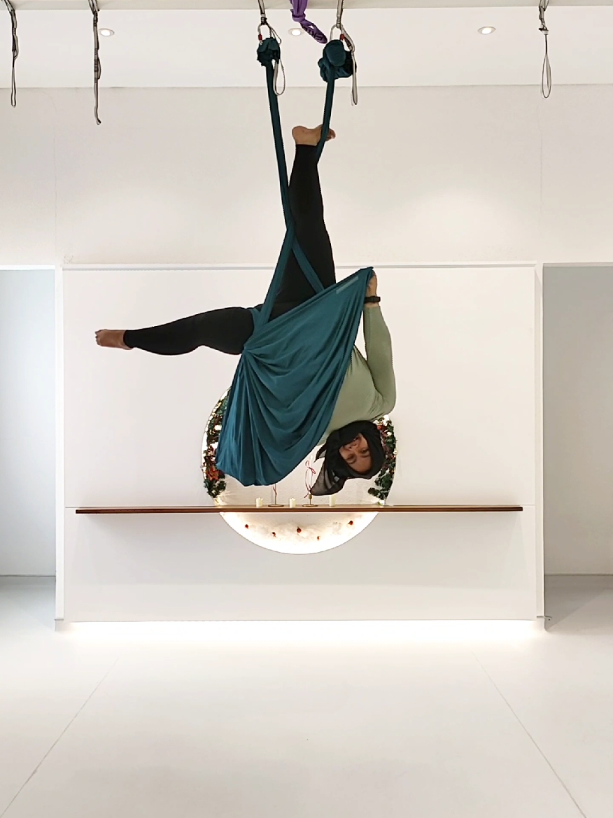 elphaba 🍐 or Christmas tree 🎄  thank you ci Erna studio yoga @samatva.studio.bandung  #yoga  #aerialyoga 