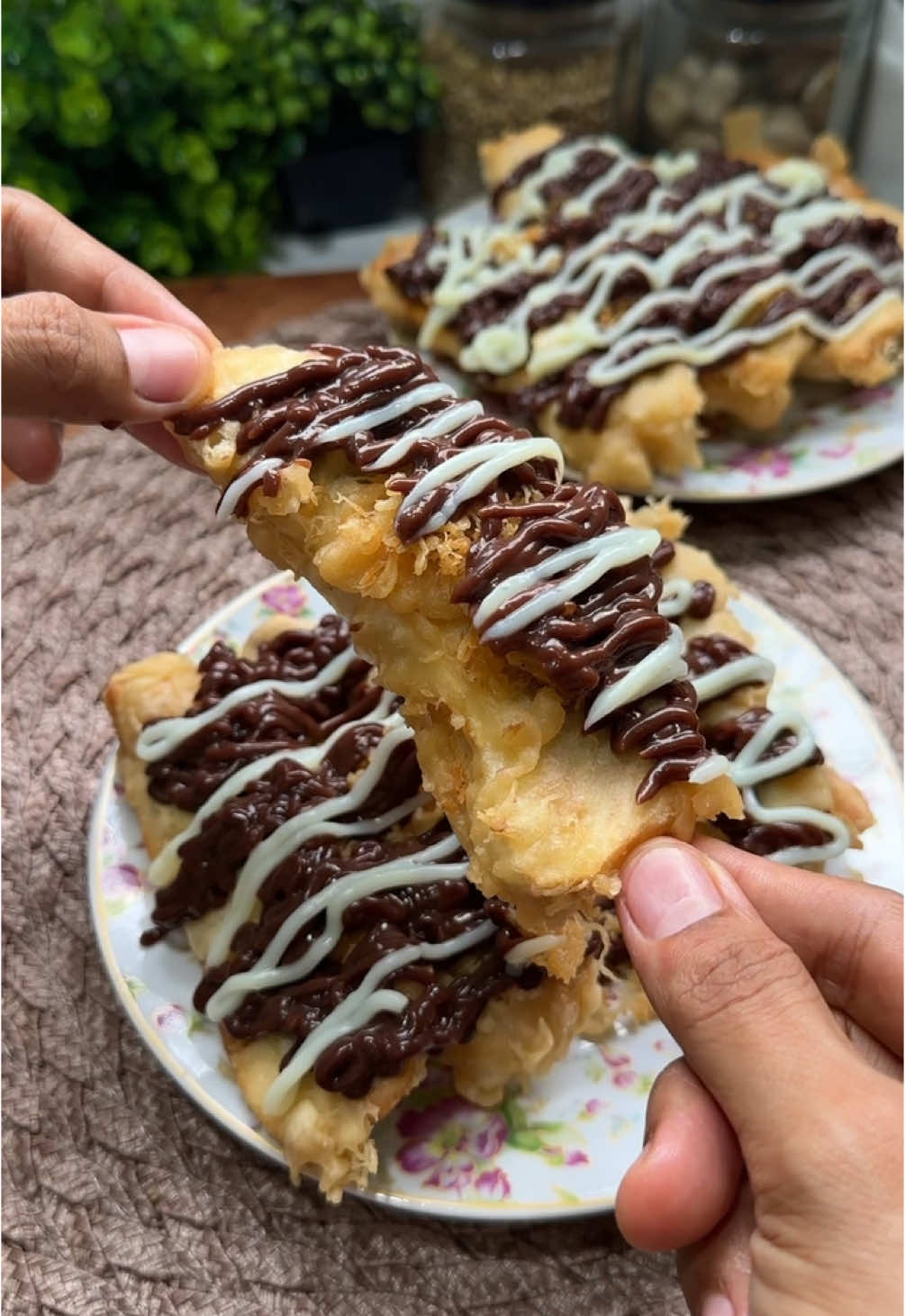 Yuk cobain juga dirumah yah… 📌 Bahan-bahan: - 250gram tepung beras - 150gram tepung terigu - 1 sdt Garam - 1 sdm Gula pasir - 1 sdt vanili - 40gram margarin - 300ml air dingin - 150gram es #menuharian #masakanrumahan #masakanharian #masakansimpel #masakansederhana #masaksatset #menusimpel #dinapuji95 #reels #reelsinstagram #olahanpisang #pisangkrispy #pisangcoklat #fyp #cemilansimpel 