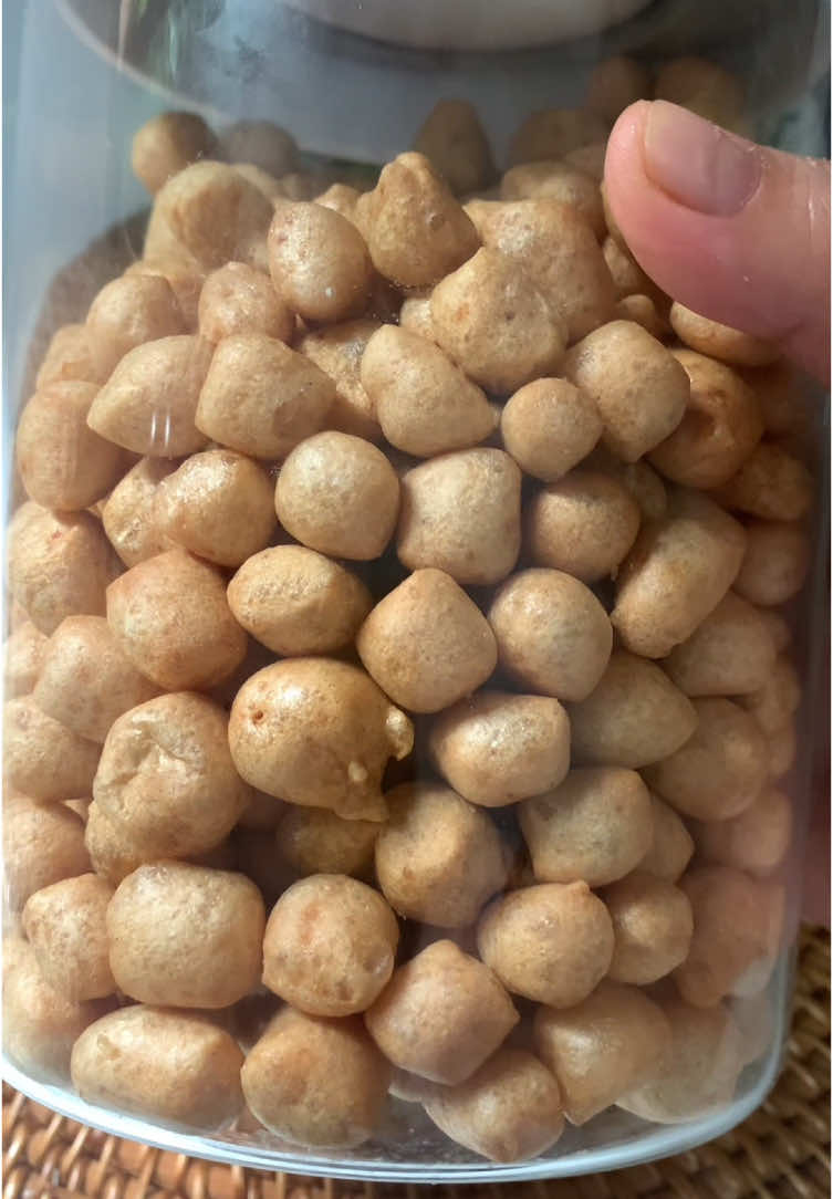 Bahan bahan Ikan 250 gr Tepung sagu 300 gr Telor utuh 1 biji  Telor kuning 1 bj Gula 1 sdm Garam 1,5 sdt MSG 1/2 sdt Kaldu bubuk 1,5 sdt Soda kue 1 sdt Tips  ✅Pilih ikan masih segar, bagus ikan cakalang dan ikan tenggiri  ✅goreng gunakan api kecil ✅goreng diminyak yg hangat bukan panas ✅kalau pakai ikan tongkol bagian hitam jangan di pakai Dapatnya sebenarnya banyak yg masuk video 1/3 nya aja