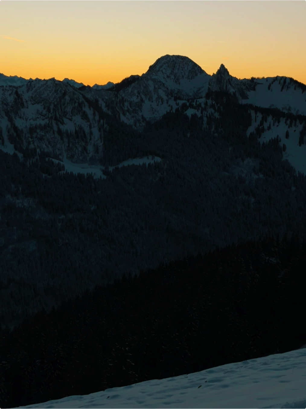 majestic mountains🏞️ #nature #real #dream #views #free #fyp #viral #sunset #summervibes #sonnenuntergang #Summer #warmersommer #hike #alps #mountains #scenery #mountain #explore #gorpcore #Hiking 