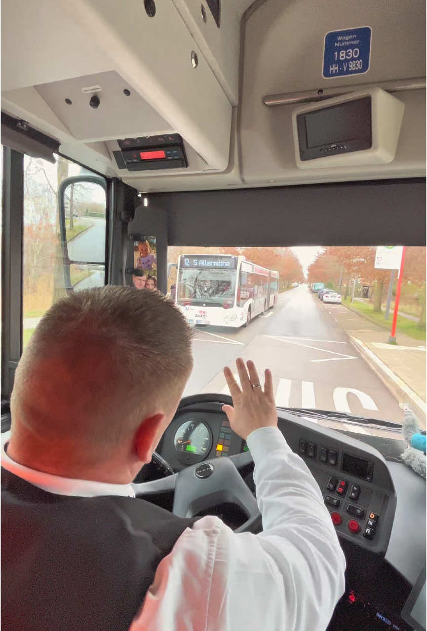 #GRUSS #KOLLEGEN #MOVE #BUSFAHRER #FINGER #HAND #ZEICHEN #BUS #BUSLIFE #RESPEKT #CEO 