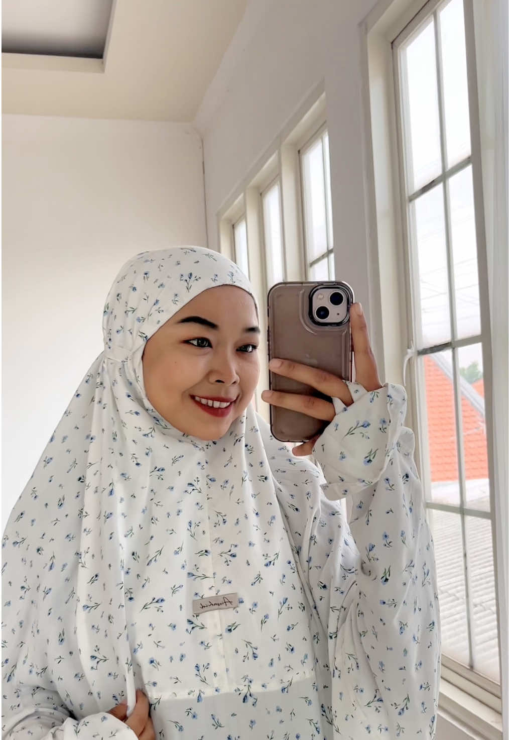 Mukena Terusan warna putih cantik banget 🥰✨ series Raisa 💙✨     #mukena #premium #mukenaterusan #mukenamotif #mukenadewasa #mukenaramadhan #mukenatarawih #belilokal #mukenaadem #mukenacantik 