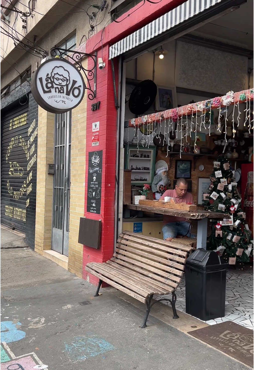 Conhecendo o Lá na Vó. R. Carneiro da Cunha, 397 - Vila da Saúde, São Paulo - SP, 04144-000 Eu pedi o bolo gelado de coco e o café coado da vovó. #restaurante #restaurantesp #cafeteria #cafeteriasbonitas #bolo 