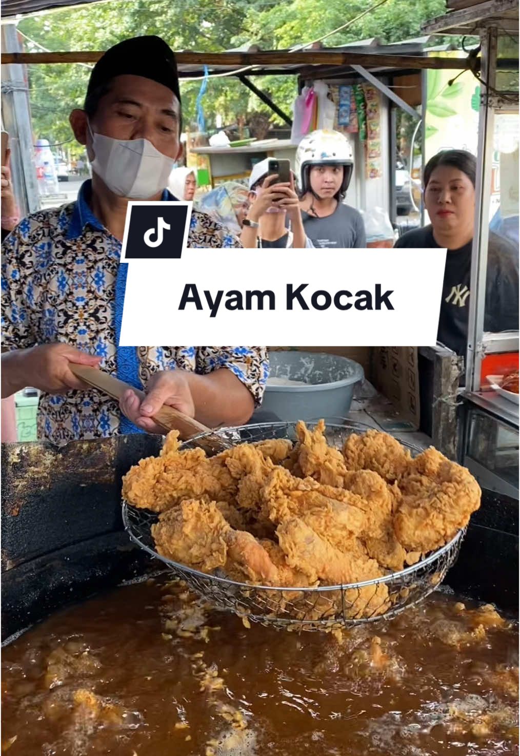 Berani banget Fried Chicken ini jualan di depan Fried Chicken yang udah bermerk 😱 #friedchicken #ayamgoreng #chicken #bongikuliner #bongijajan #bongijalanjalan #ayamkocak #kulinermeruya #meruya #benfriedchicken #friedchickenjakarta #streetfood #jakartabarat #kulinerjakartabarat #ayamviral #ayamkocakextrapedas 