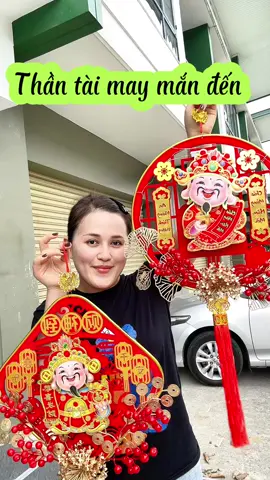 Hai ông thần tài lắc lư treo trước cửa nhà treo, trong nhà, trong phòng khách… Mang lại may mắn tài lộc thịnh vượng cho gia chủ #t#taphoaemdit#thaitait#trangtritett#tet2025♥