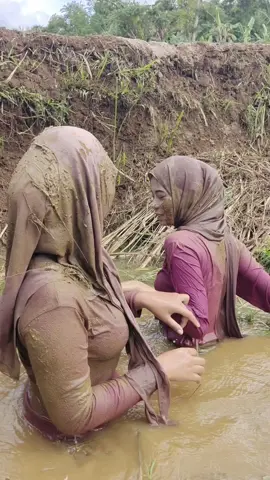 Neng Yuli lagi di mandiin🤣#gadisturki #perawandesa #fypviral 