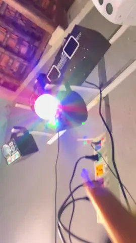 Đèn laser kết hợp với led cầu 7 màu chớp cảm biến theo nhạc không gian sử dụng lên đến 100m2 sử dụng cho phòng khách, phonhf hát , bay phòng, trang trí sân vườn #denbayphong #denlaser #denkaraoke #dentrangtri #dencambien #den3d 