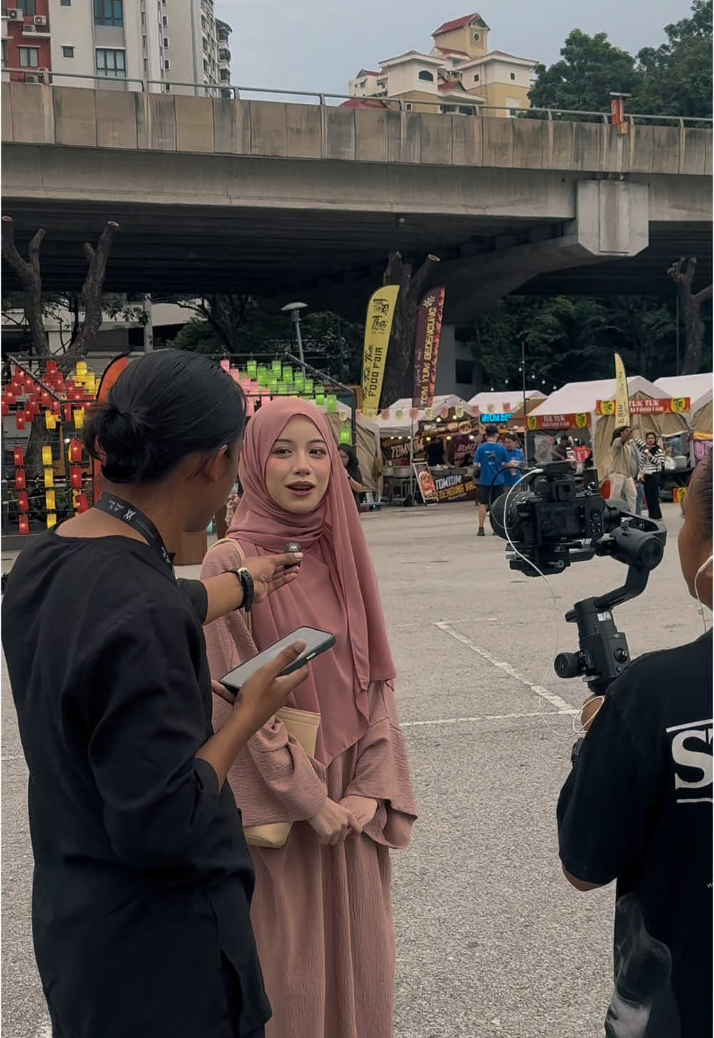 Masalahnya kenapa pergi pakai abaya pergi event mobile legend? Sebab boleh