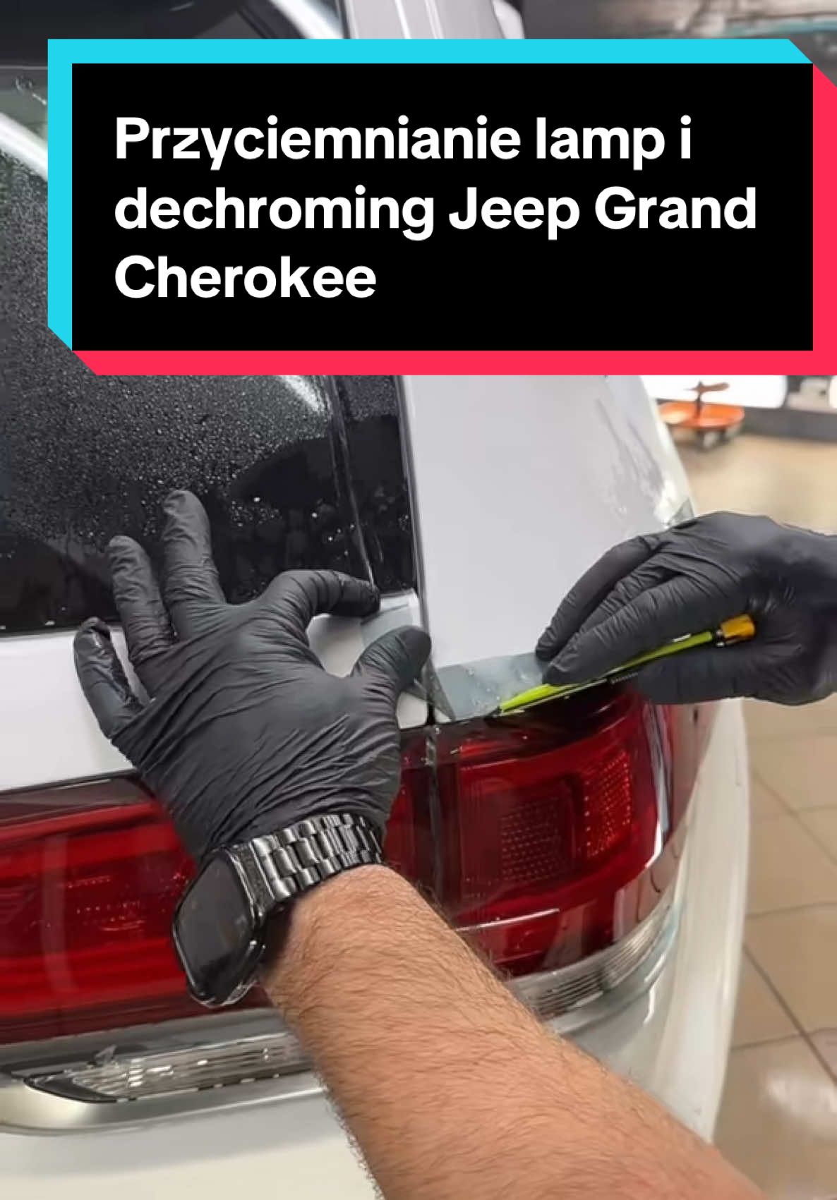 Przyciemnianie lamp i dechroming Jeep Grand Cherokee Zobacz, jak zmieniamy wygląd lamp w Jeepie Grand Cherokee: przyciemnianie i dechroming w jednym filmie! #przyciemnianielamp #dechroming #jeepgrandcherokee #zmianawizualna #autodetailing #folie #Polonezgarage