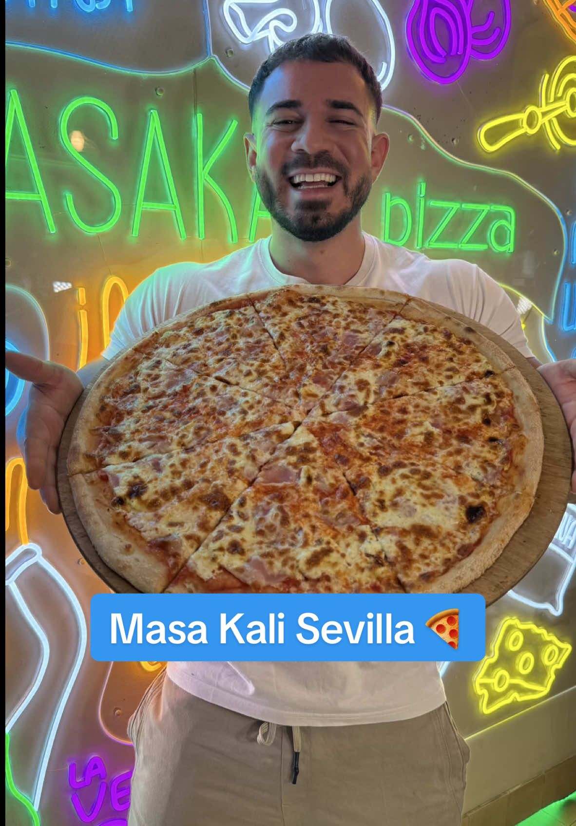 Las Pizzas gigantes de Masa Kali en Sevillas: Enormes y a buen precio con  masa preparada por ellos, combinaciones de ingredientes de esencia andaluza (Serranito y Piripi) y bastantes locales para Take Away y Delivery. Yo estuve en el que hay junto a Las Setas 🍕 ¡Un placer haber colaborado con vosotros! 